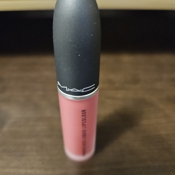 MAC POWDER KISS LIQUID LIPCOLOUR in A Little Tamed (NIB) - Picture 3 of 6